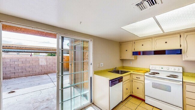 Building Photo - 2 BEDROOM 1 1/2 BATH TOWN HOME