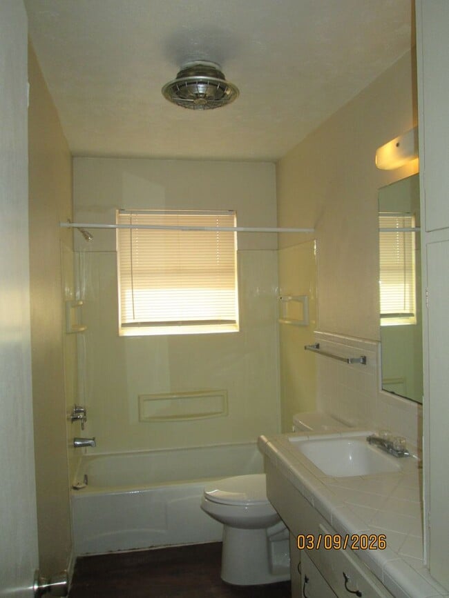 Building Photo - HOUSE - 3 bedrooms, 2 bathrooms, single car garage