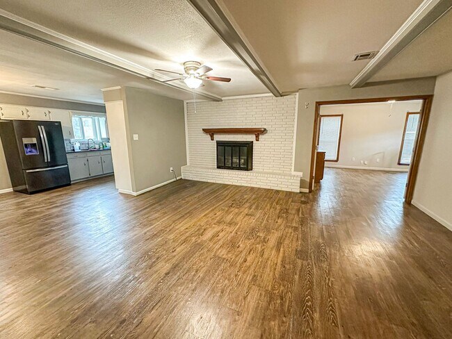 Building Photo - 4 Bedroom, 2 Bathroom Home in Woodway, TX!