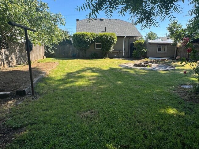 Building Photo - Charming 1920's Home with Large Backyard