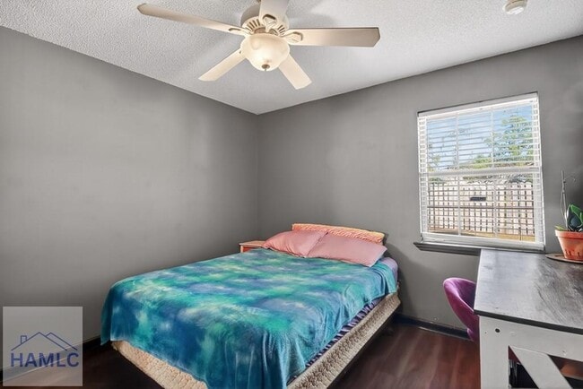 Building Photo - 606 Windhaven Dr