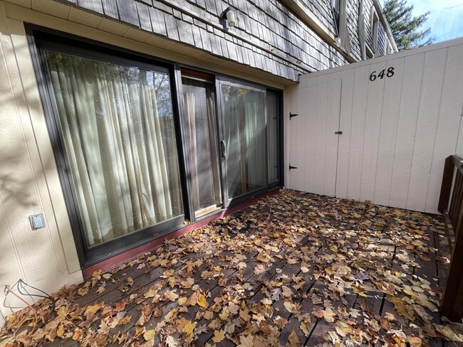 Building Photo - 648 Carriage Cir