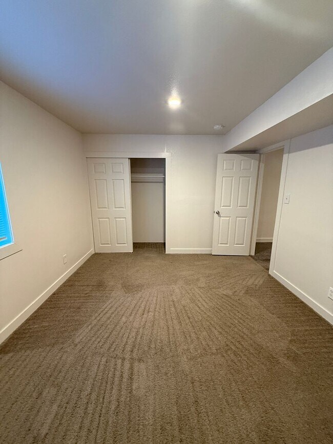 Building Photo - Dual-Living 6-Bed Rambler | 2 Kitchens & 2 Laundry Rooms!
