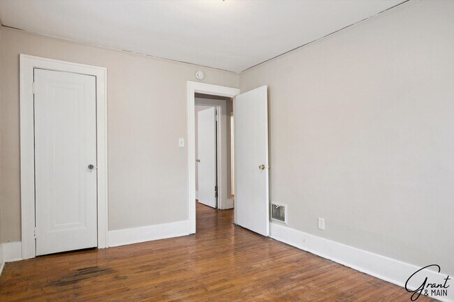 Building Photo - $1250 3 bedrooms