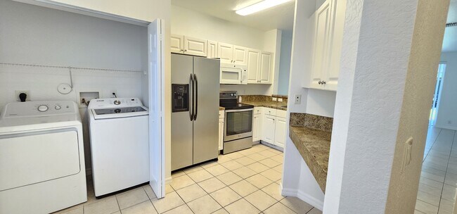 Building Photo - 1935 Gardenia Ct