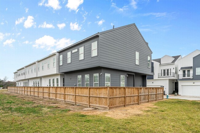 Building Photo - 107 Tolima Dove St