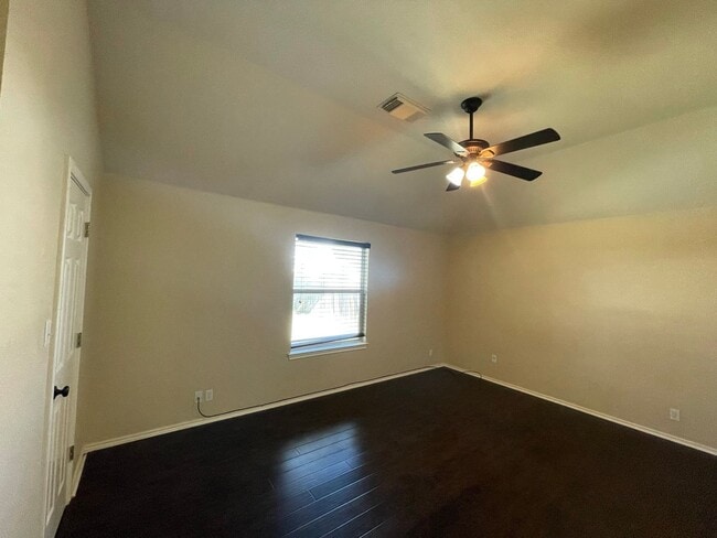 Building Photo - Beautiful single-story home in desirable Vista Oaks Subdivision