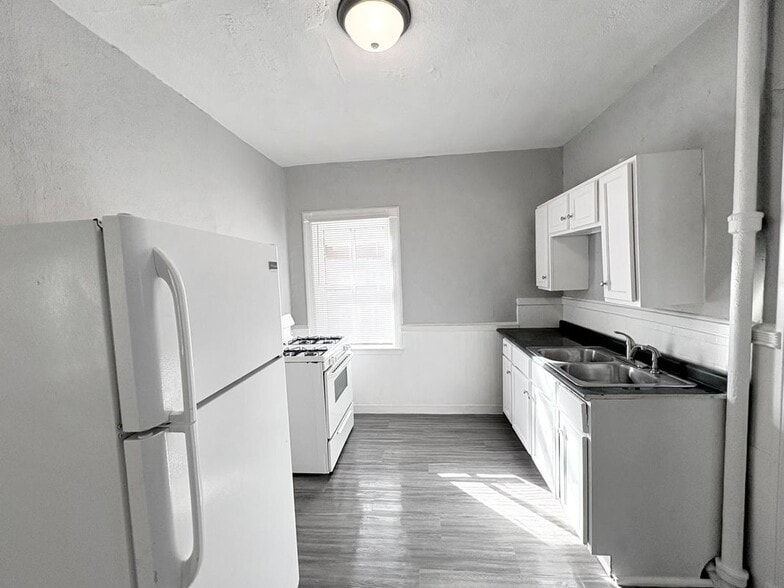 Primary Photo - 2708 7th Ave