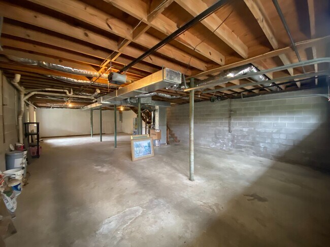 Building Photo - 221 Ridgewood Dr