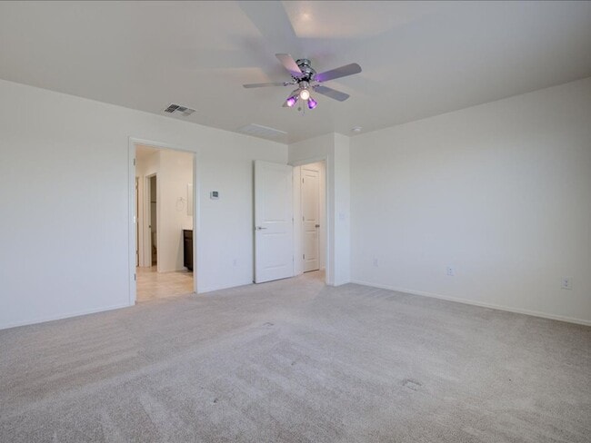 Building Photo - 3 Bedroom 2.5 Bathroom