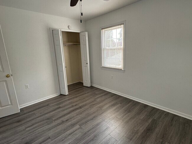 Building Photo - 3212 Manitoba Dr