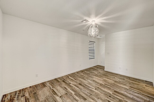 Building Photo - Exquisite Townhome - Life of luxury