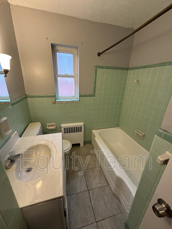 Building Photo - 5933 Oakwood Ave