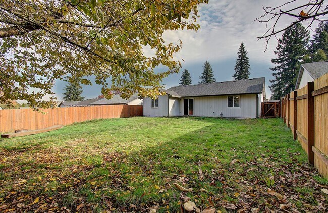 Building Photo - This one level charmer won't last long! 3 bedrooms, 2 baths, fully fenced yard, pets welcome!