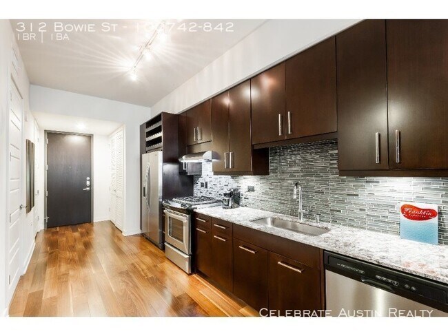 Building Photo - Rooftop Pool Overlooks Heart Of Austin