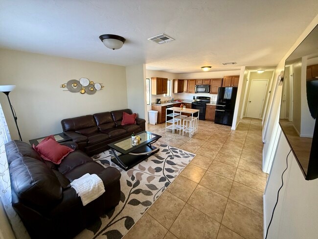 Building Photo - 1231 E Lee St