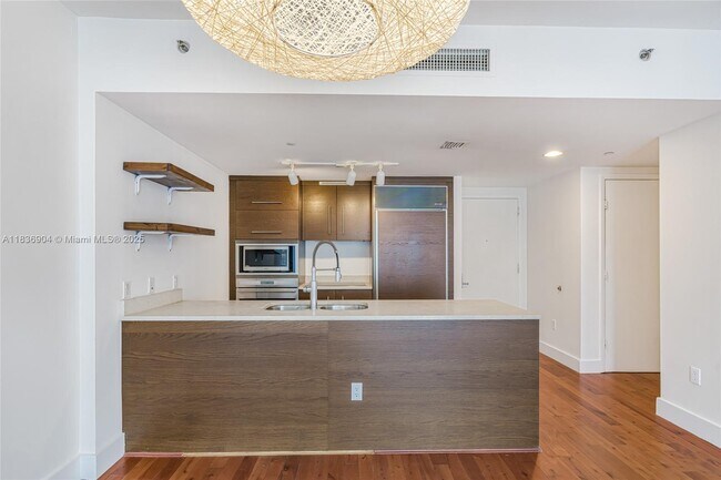 Building Photo - 475 Brickell Ave