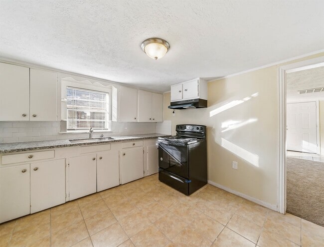 Building Photo - 203 W Hart Ave