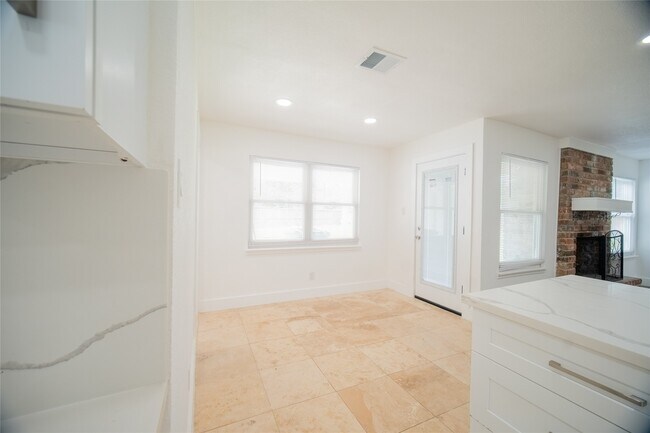 Building Photo - 4815 Caris St