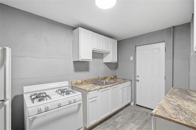 Building Photo - 5-bedroom, 1-bath home in East Pittsburgh