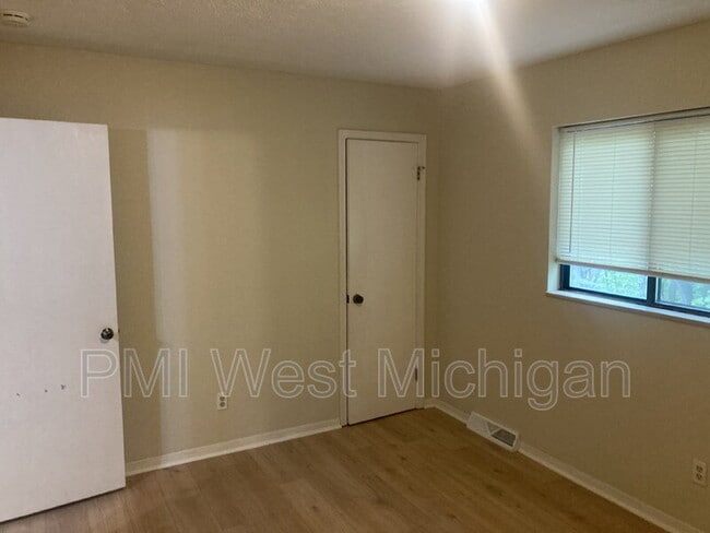 Building Photo - 6070 In the Pines Dr SE