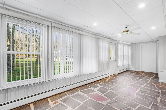 Sun Room - 27 Hillcrest Rd