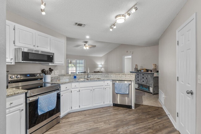 Building Photo - 7613 Marthas Way