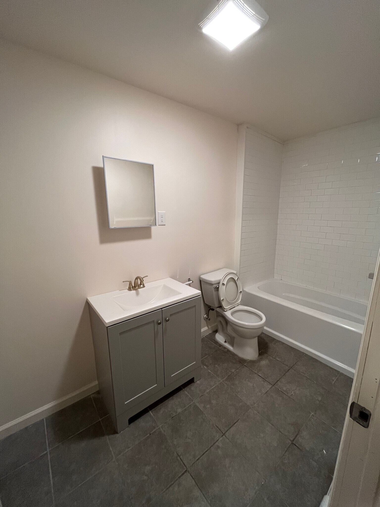 Building Photo - 144 N Clinton St