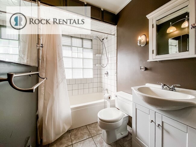 Building Photo - 2 Bed 1 Bath with Basement