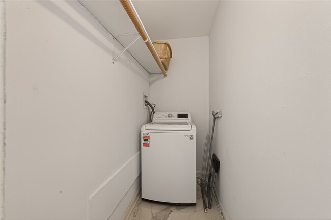 Building Photo - 2201 Fountain View Dr