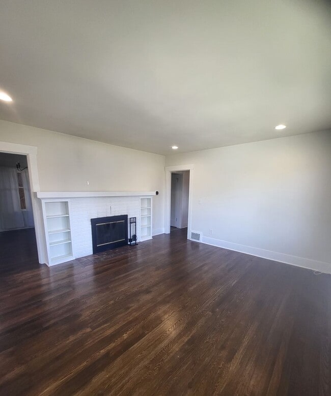 Building Photo - Khara, J - 1208 #B