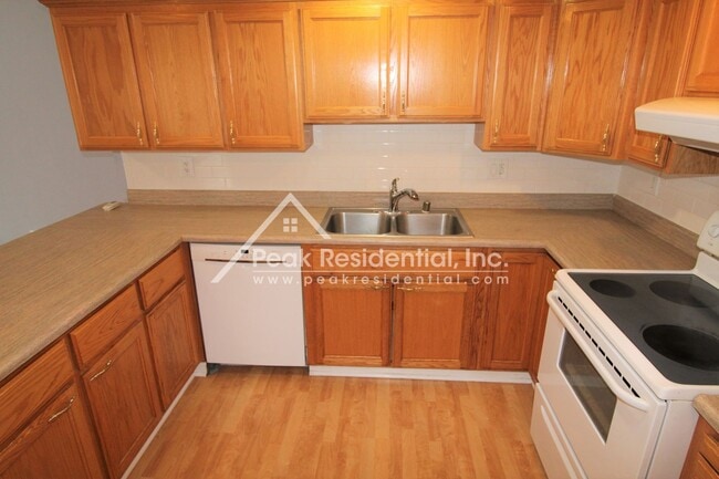 Building Photo - Cute 2bd/2ba Duplex with Garage - Walk to ...