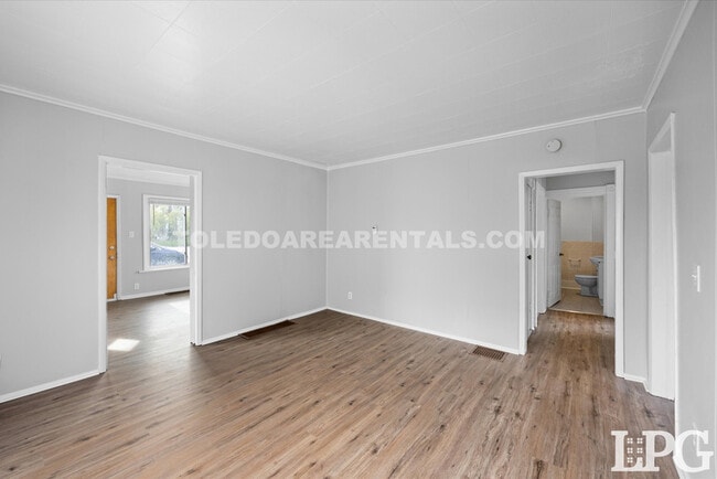 Building Photo - 5520 N Summit St