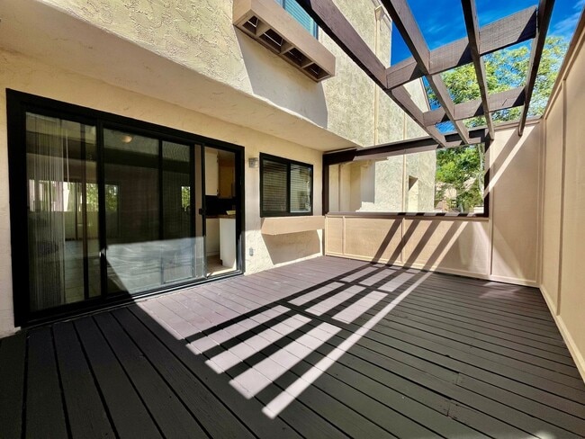 Building Photo - Beautiful 2bd/2bath townhome in La Jolla Community. Large patio.  Laundry and garage