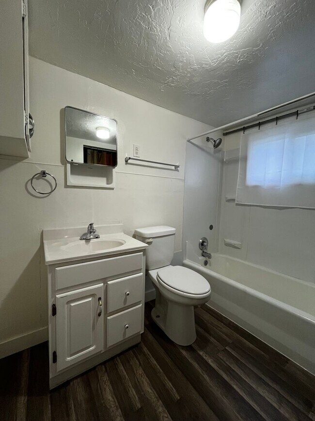 Building Photo - MUL420