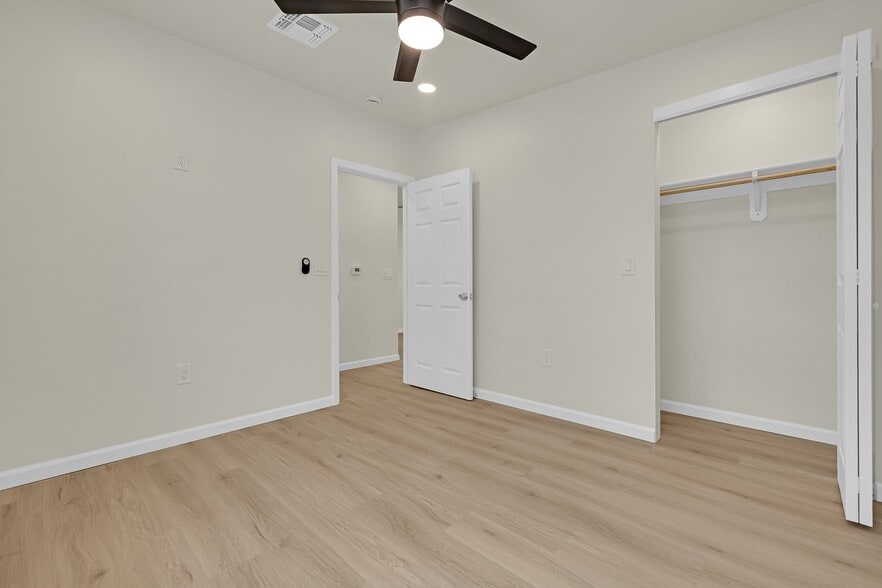 Building Photo - 207 E Valeska Rd