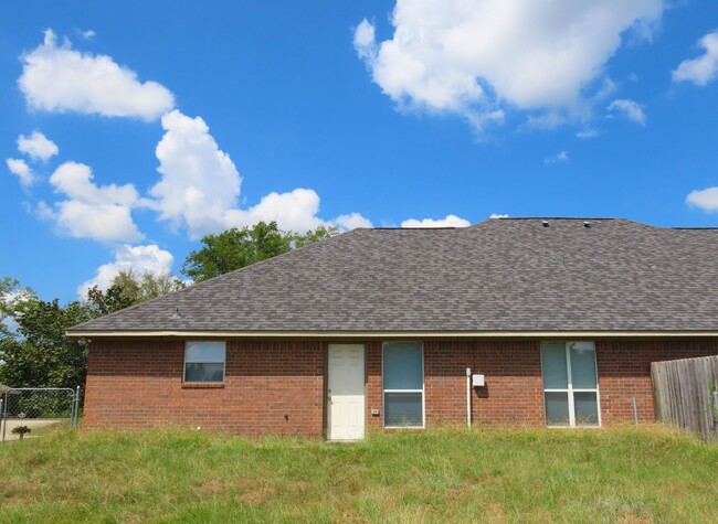 Building Photo - Lindale ISD! Beautiful 3 Bedroom, 2 Bath D...