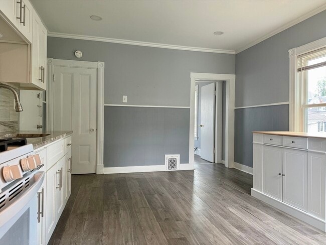 Building Photo - 15 Church Ave