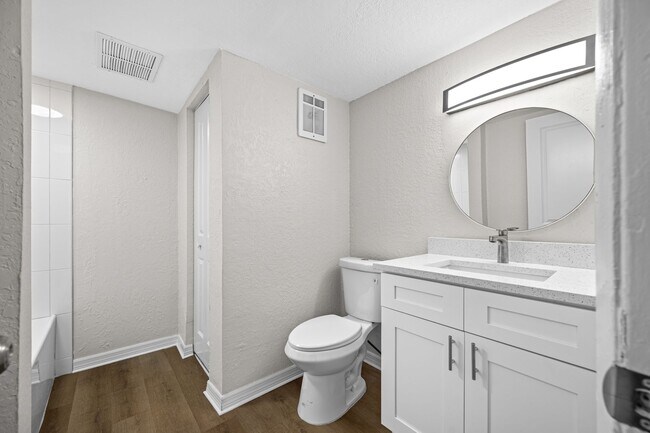 Building Photo - Newly Renovated 2 Bed-2 Bath Apartment wit...