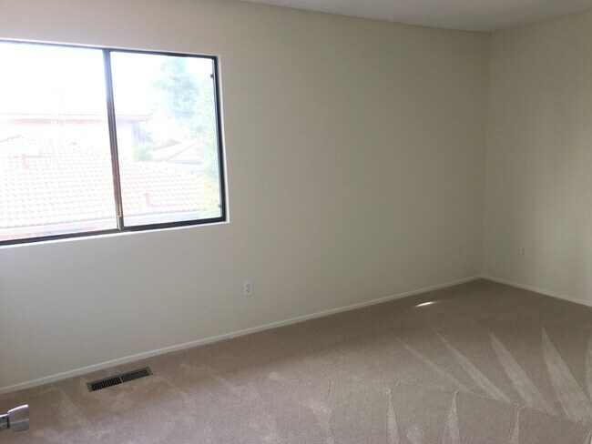 Building Photo - Charming and Conveniently Located Townhome...