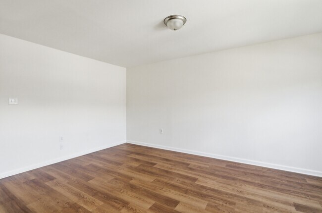 Building Photo - 10 Crabapple Ct