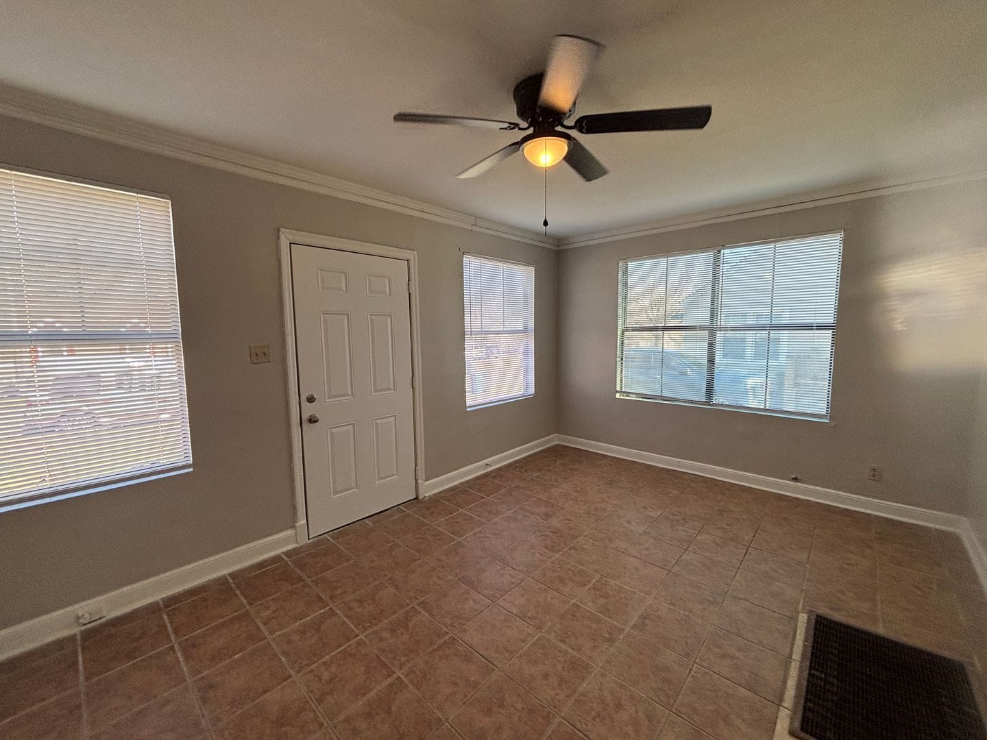 Building Photo - 3733 Vernon Ave