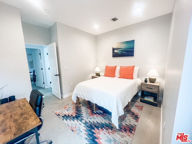 Building Photo - 3836 1/2 Seneca Ave