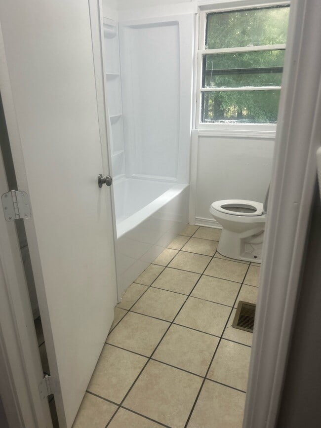Building Photo - 408 S Foster Dr