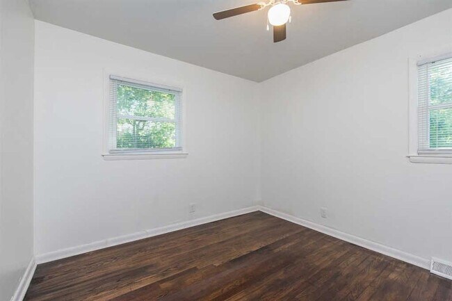 Building Photo - Spacious 4-Bed, 2-Bath Home for Comfortabl...
