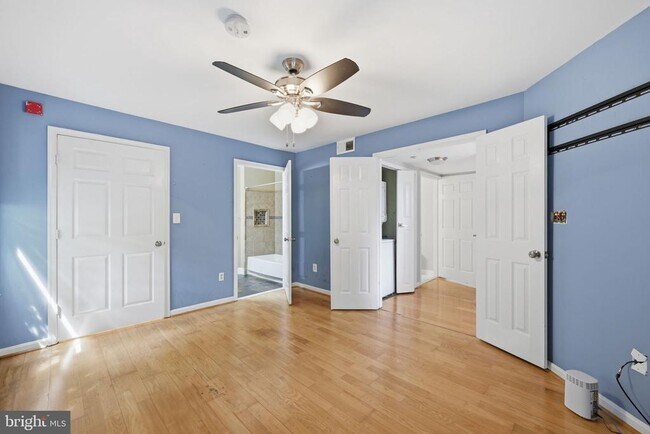 Building Photo - 933 Hillside Lake Terrace