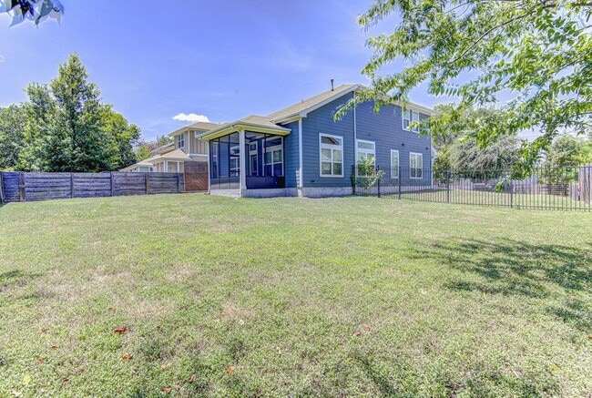 Building Photo - 2117 Maxwell Ln