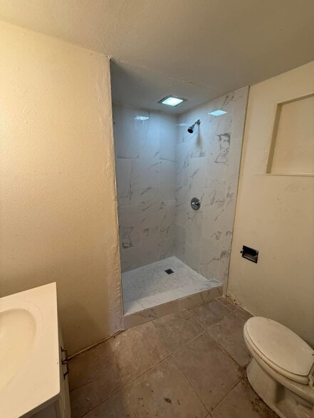 Building Photo - 1137 E Adelaide Dr