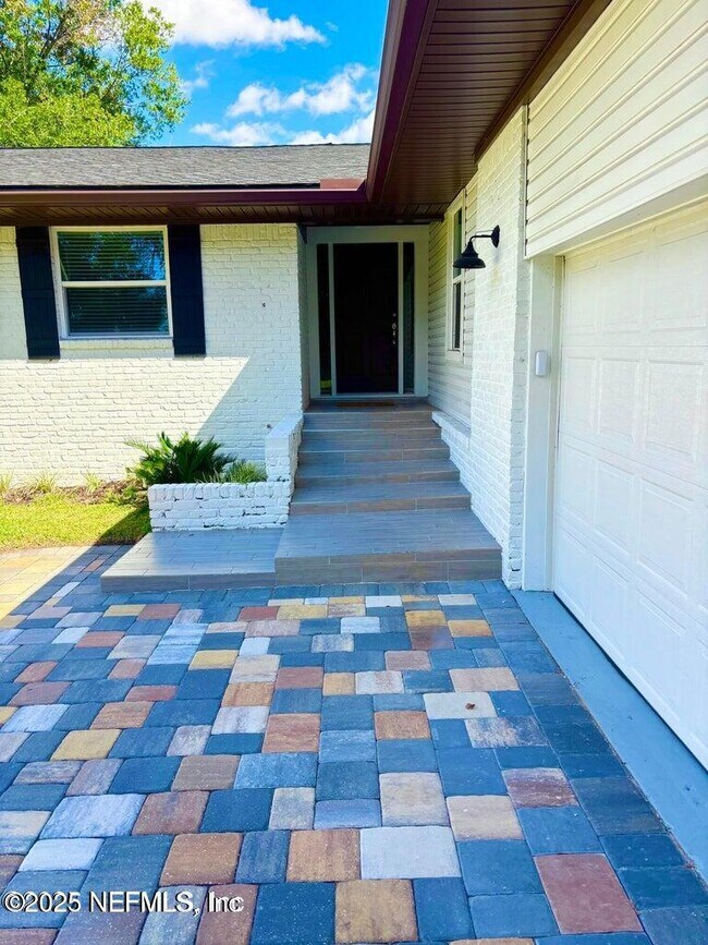 Building Photo - 5609 Hyde Park Cir