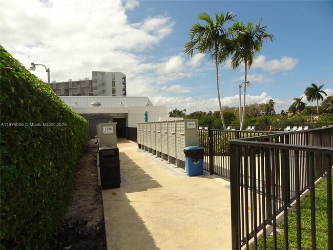 Building Photo - 3401 N Country Club Dr